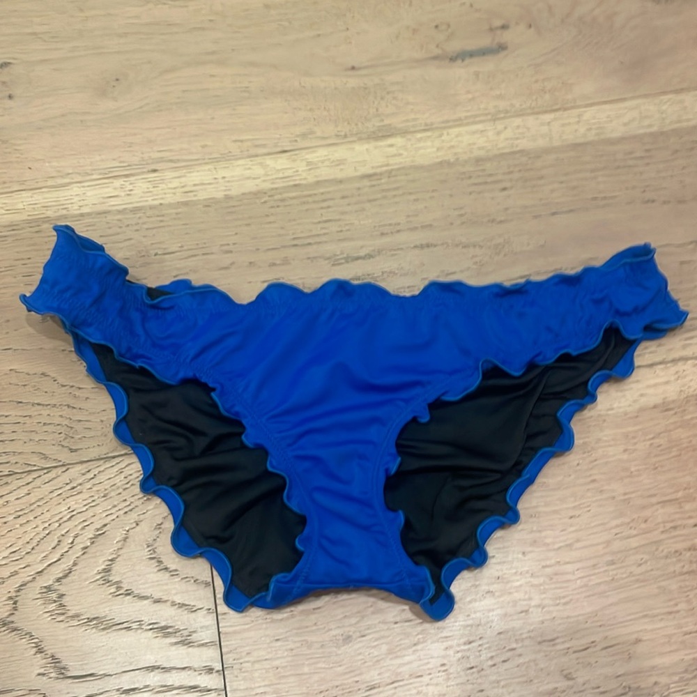 Victoria Secret ruffle cheeky bottoms size Medium